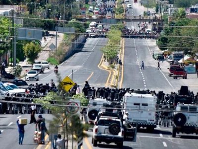 Liberan Autopista del Sol; manifestantes entregan a 13 funcionarios retenidos ayer