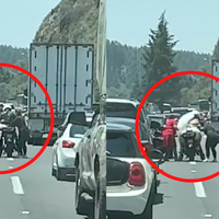 VIDEO Novia queda atrapada en carretera y motociclista le da aventón a su boda