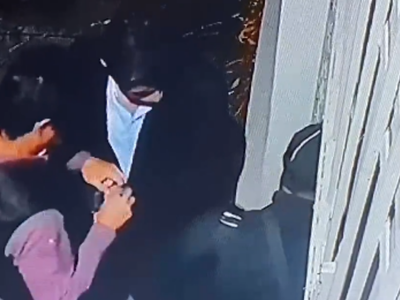 Ladrones roban a dos jóvenes afuera de casa en Roma Sur