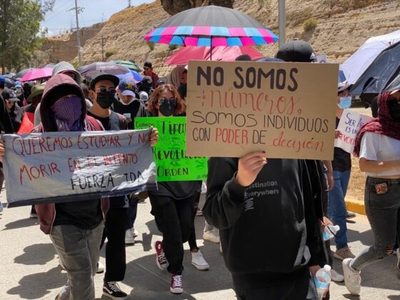 Marchan universitarios para repudiar la represión en contra de sus compañeros del IDA