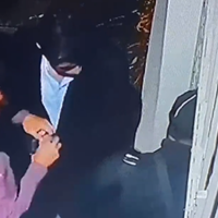 Ladrones roban a dos jóvenes afuera de casa en Roma Sur
