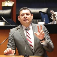 Alejandro Armenta vence a Ricardo Monreal y es elegido presidente del Senado
