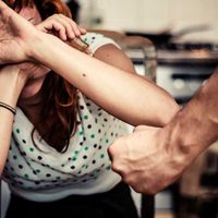 En Puebla, hombre golpea a mujer en mercado y queda grabado