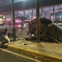 Auto se parte a la mitad por ir a exceso de velocidad en Avenida Central
