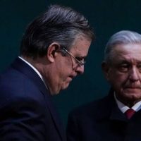 AMLO se niega a hablar del juicio de Marcelo Ebrard contra Morena