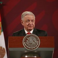 Retrógrada, medieval, de la inquisición: AMLO se lanza contra quema de libros