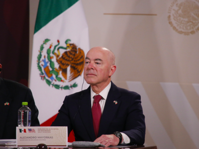 Estados Unidos no construirá un muro, asegura Mayorkas en México