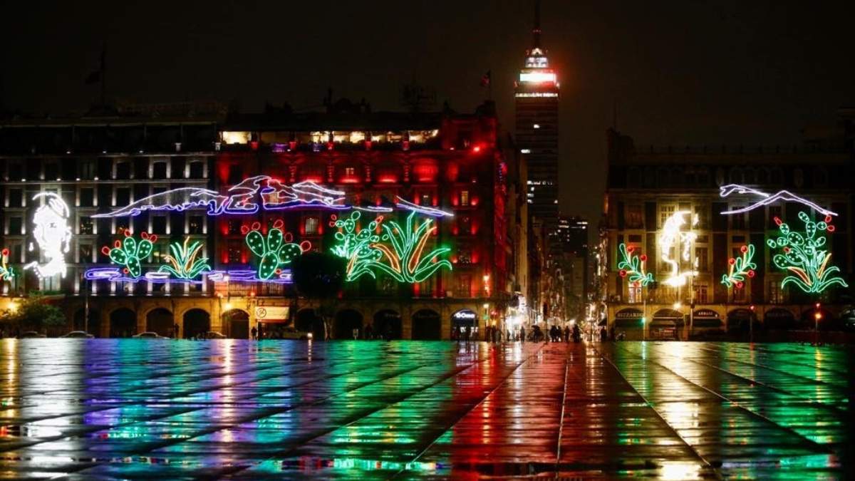 FOTOS Prenden luces del Zócalo CDMX por 202 años de la Independencia. Foto: Gobierno