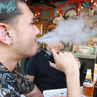 AMLO prohíbe la venta de cigarros electrónicos "vapeadores" por daños a la salud