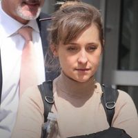 Allison Mack sale de prisión tras cumplir condena por su participación en la secta NXIVM