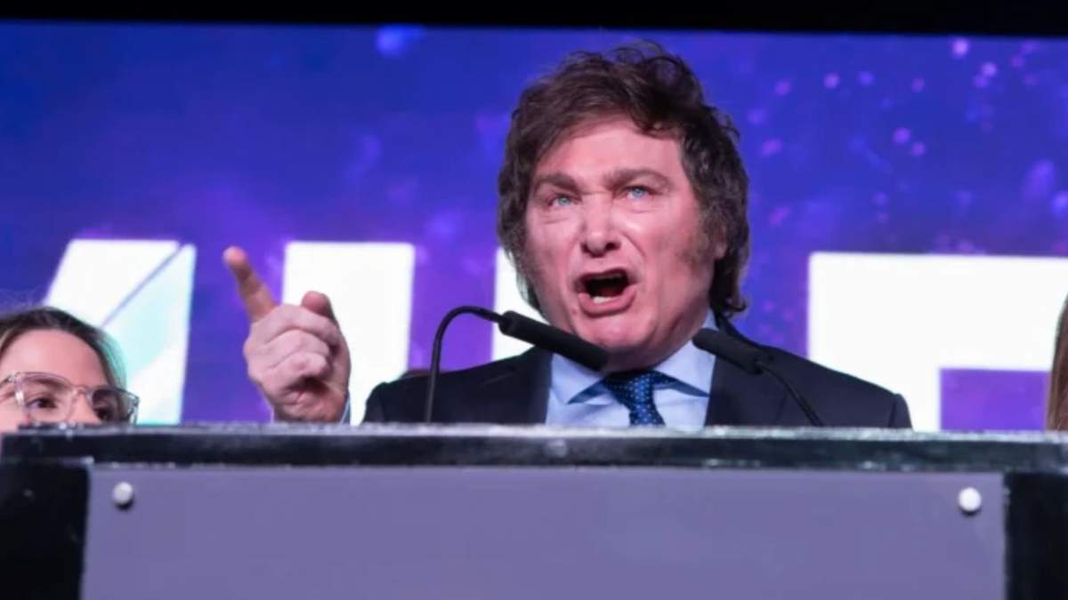 Él es Javier Milei, ganador de las PASO 2023, quien está a favor de Bolsonaro y en contra de la izquierda en América Latina