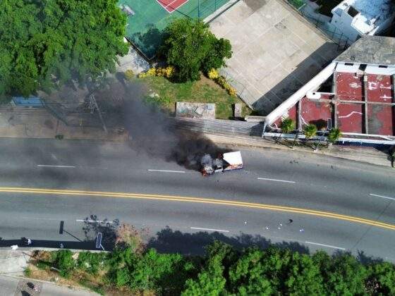 Un comando incendió por lo menos seis vehículos sobre la carretera federal, a la par transportistas realizaron un bloqueo en esa misma zona ante el presunto abuso de las autoridades