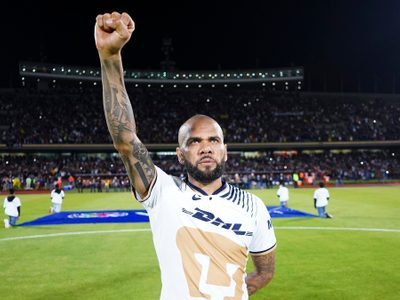 VIDEO Dani Alves debuta con Pumas y pone pase de gol contra Mazatlán
