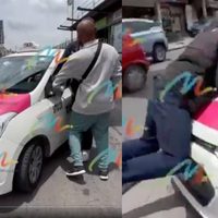 VIDEO Taxi se pone violento tras invadir carril del Mexibús en Ecatepec