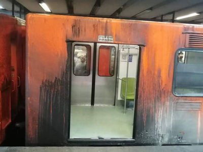 Por un paraguas explota la Línea 9 del Metro