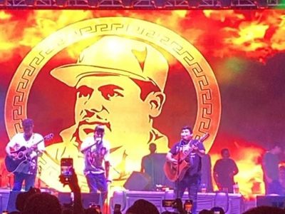 Proyectan imagen del Chapo Guzmán en concierto público de Culiacán Sinaloa