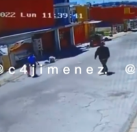 VIDEO Hombre drogado patea a niña mientras camina por la calle en Puebla