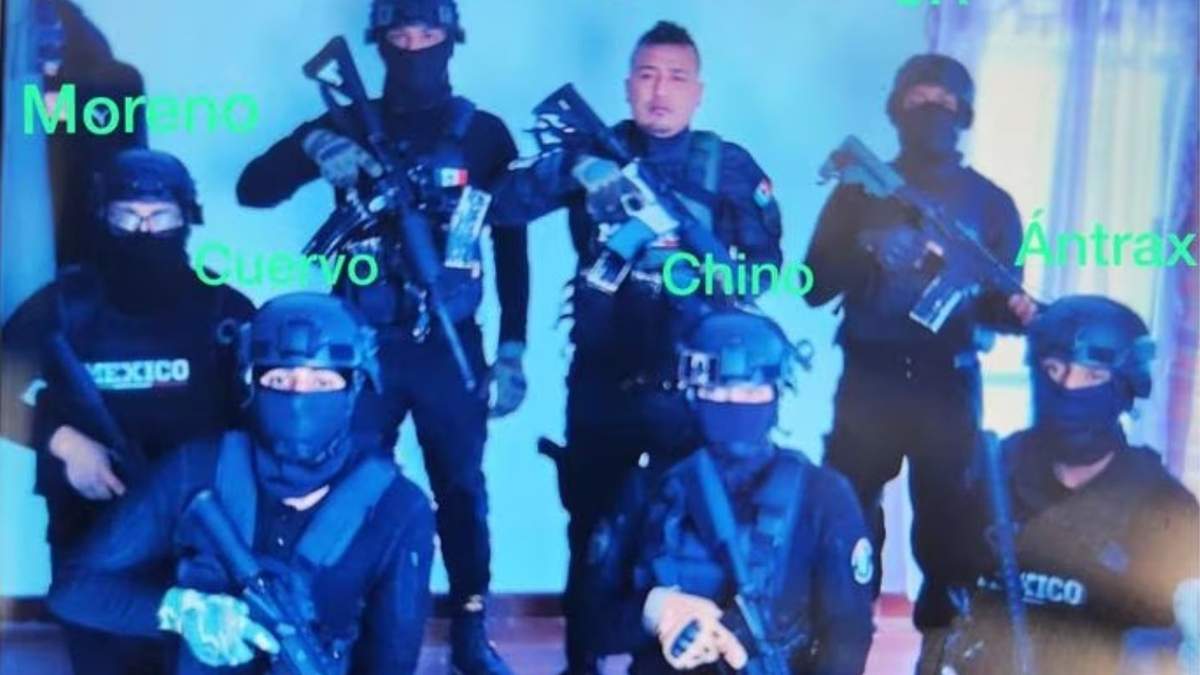 La imagen muestra al grupo delictivo con armas largas, chalecos antibalas y pasamontañas