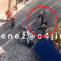 VIDEO Hombre pelea contra repartidor y luego le roba su celular