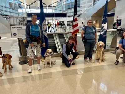 Entrenan perros guía en el aeropuerto de Detroit, EU