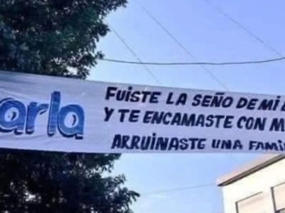 Madre coloca manta con el nombre de la amante de su marido; es profesora de su hijo