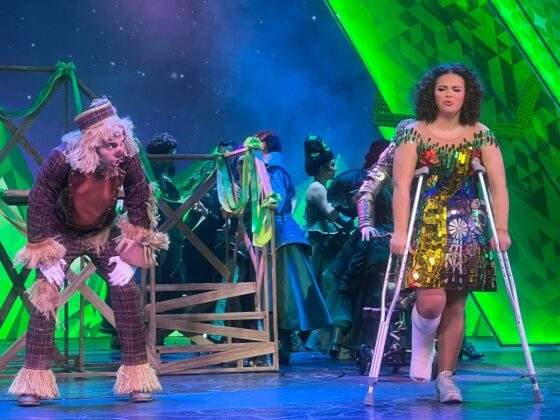 En el debut y estreno de su obra de teatro El Mago, la actriz y cantante Lucerito Mijares se fracturo la pierna; sus padres Lucero y Manuel Mijares que se encontraban con ella pudieron auxiliarla