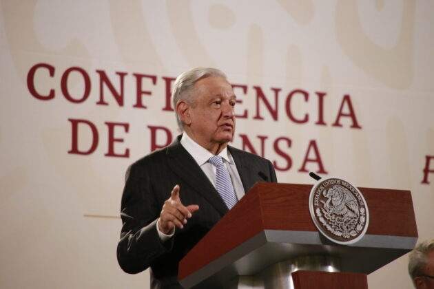 AMLO ofrece ayuda a los mexicanos en Florida por el paso del huracán Idalia