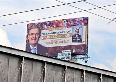 Editorial se deslinda de espectaculares de Marcelo Ebrard