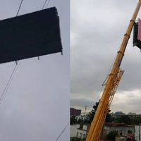 Para que no retiren espectacular, hombre sube en Colonia Periodistas