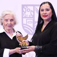 Sandra Cuevas reconoce trayectoria cultural de Elena Poniatowska en Tlatelolco