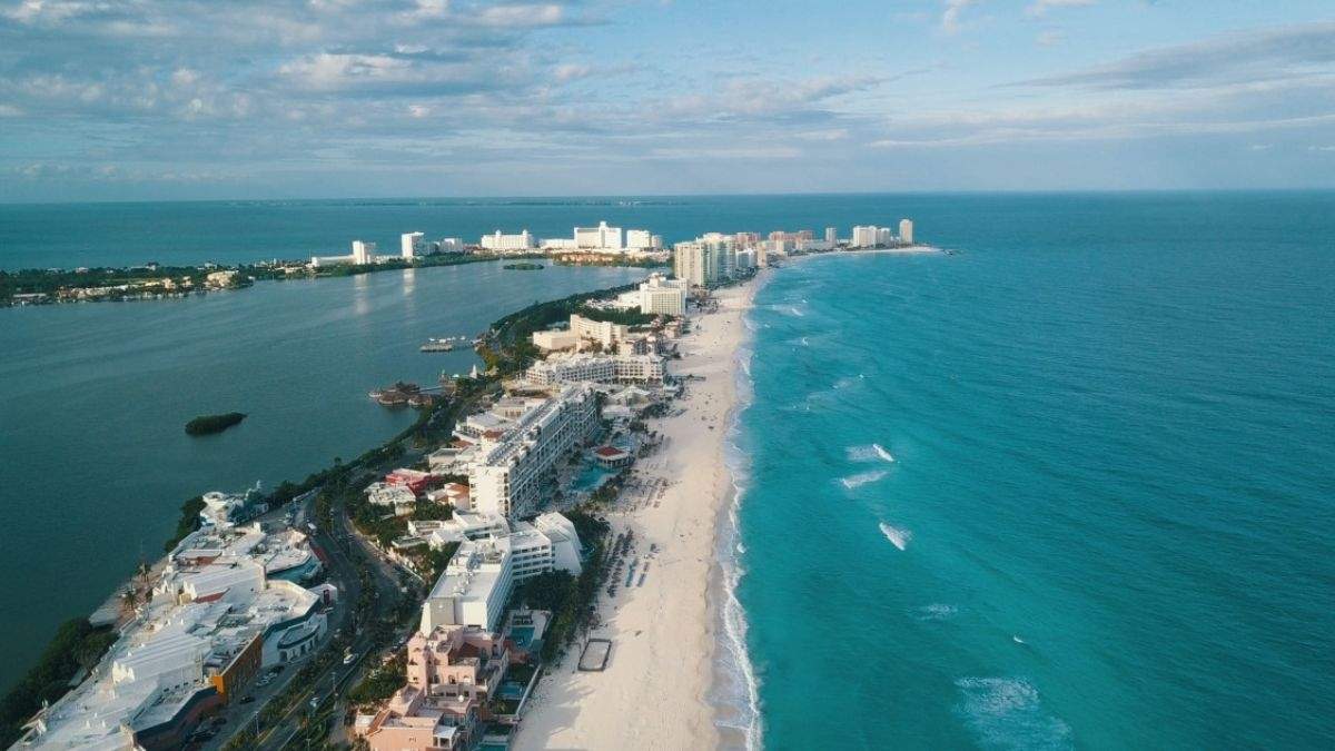 En el año 2022, los turistas que llegaron por avión al país fueron más de seis de cada 10, y lo hicieron desde los Estados Unidos, por lo que el mercado en total aportó 13 millones de turistas