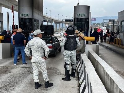 Maestros de Guerrero tomaron la caseta de Tlalpan por esta razón