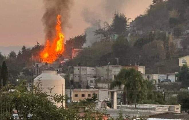 Los elementos de los diferentes servicios de emergencia se trasladaron hasta la vivienda en donde se registró el estallido para atender a los heridos