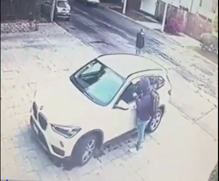 La mujer se llevó a su hija sin pensarlo