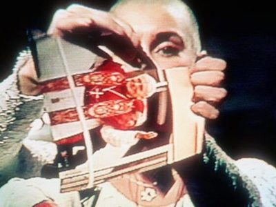 El día que Sinéad O’Connor alzó la voz y rompió una foto del papa en televisión
