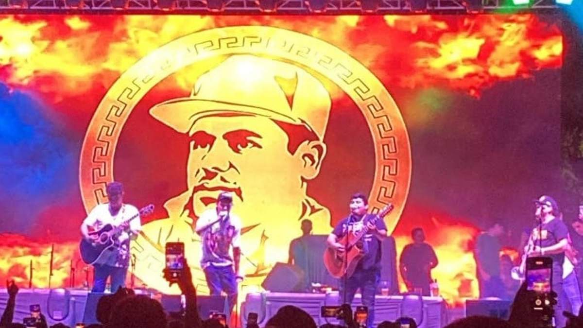 Proyectan imagen del Chapo Guzmán en concierto público de Culiacán, Sinaloa. Foto: Político MX