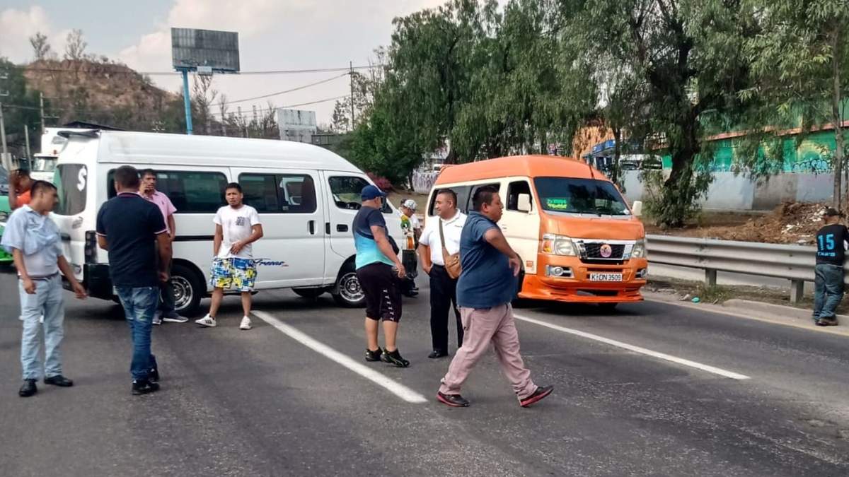 La carretera a CDMX fue bloqueada por conductores de transporte público