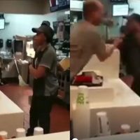 VIDEO: Así pelearon cliente y cajera en un McDonald's