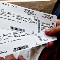 Así puedes comprar boletos de avión con 15% de descuento con la tarjeta Inapam