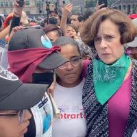 VIDEO Corren a Denisse Dresser durante Marcha del 2 de Octubre