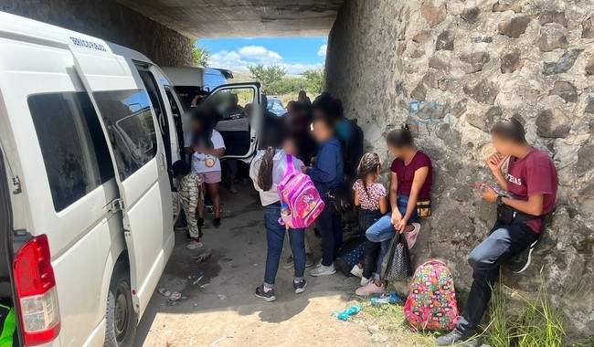 Los migrantes de Honduras, Guatemala y El Salvador eran transportados en camionetas de pasajeros; entre el grupo viajaban cinco menores de edad no acompañados