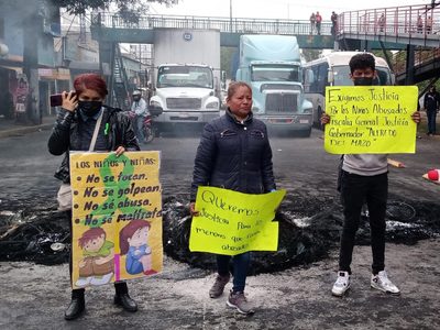 Padres bloquean avenida López Portillo para exigir justicia por violación de niños