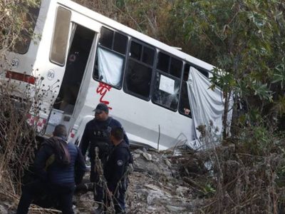 Este fue el saldo de un choque y volcadura de microbús