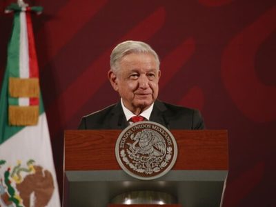 Retrógrada, medieval, de la inquisición: AMLO se lanza contra quema de libros