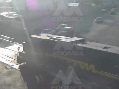 VIDEO Cierran Avenida Central en Ecatepec tras descarrilamiento de tren