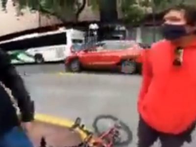 Esta camioneta de la Fiscalía atropelló a ciclista
