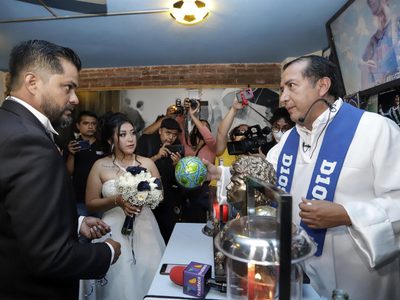 FOTOS Celebran primera boda en Iglesia de Maradona en Cholula Puebla