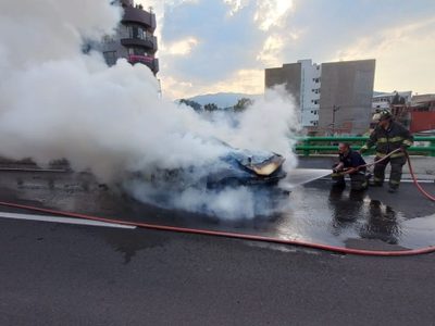 VIDEO Por choque, auto en el Periférico se incendia