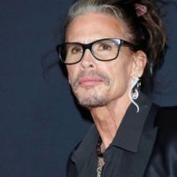 Por abuso a una menor, acusan a Steven Tyler