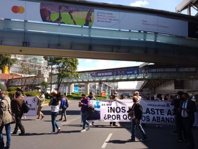 Cuidado: Hay manifestante en Terminal 1 del AICM